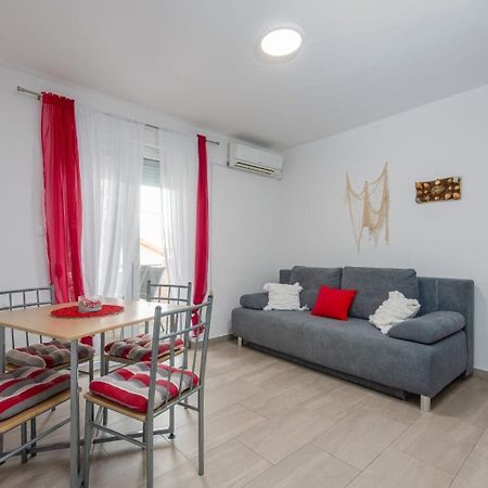 Apartments Mil - 30 M From Beach Рібариця Екстер'єр фото
